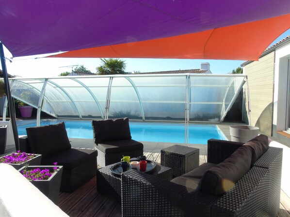Terrasse privative au bord de la piscine.