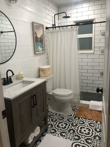 Cozy Melrose Cottage! Professionally sanitized!