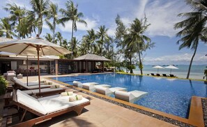 5500 sqm villa with 22m infinity pool ideal for relaxing on sunken pool loungers