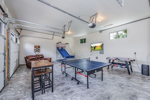 Heated Game Room: Ping Pong Table, Pop-A-Shot, Mini Golf Putting, JBL Partybox Speaker