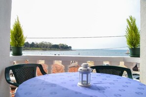 Die Terrasse ist mit Tisch und 4 Stühlen, 2 Liegestühlen und herrlichem Meerblick ausgestattet
