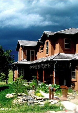 Front of home, flat green front grass for gatherings 