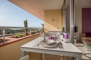 Westseitige Loggia mit Blick zum Meer und zur Bergseite.