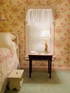 Private room in Victorian home surrounded by English gardens