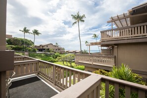 Kahana Sunset D10 - lanai