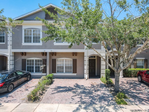 1770 sqft 5BR/3BA townhouse