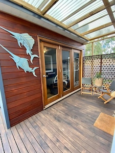 400m to beach. Sleeps 10. Family and pet friendly 