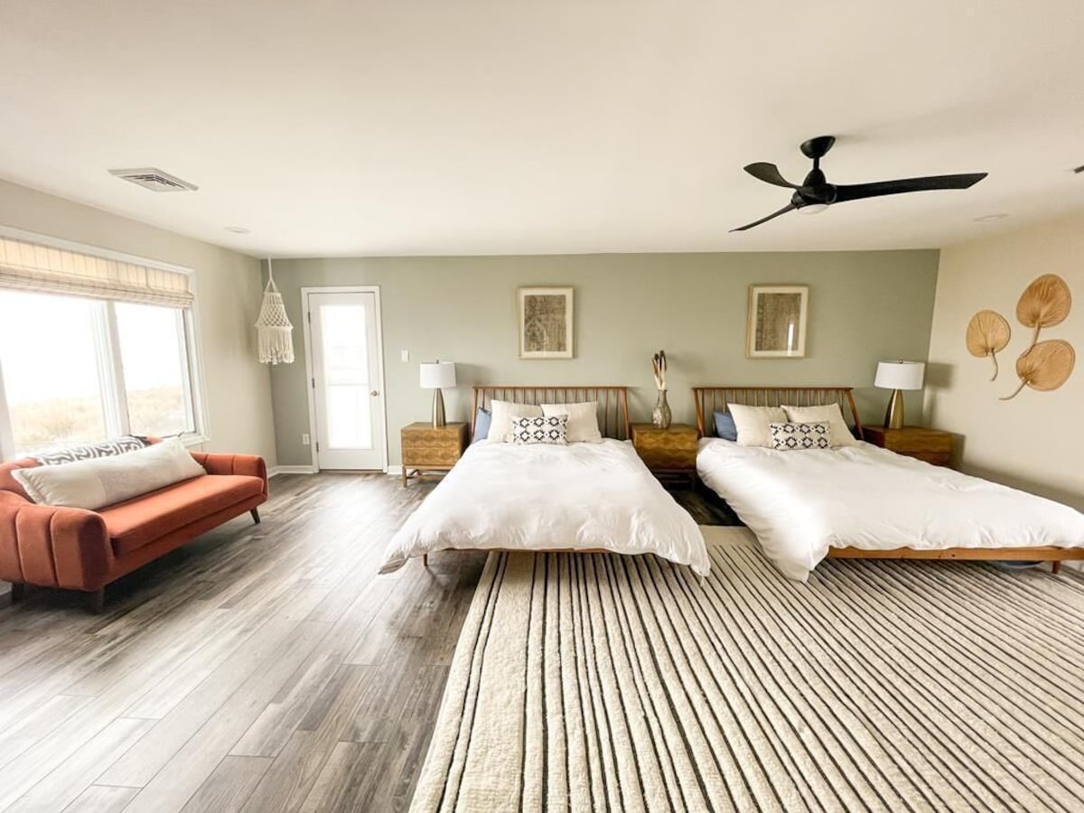 Beach Front, Stunning Views, Pet Friendly, Professionally Decorated, WOW