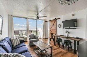 Living and dining area with pull out couch 