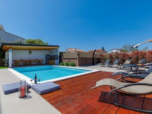 Ciel, L'Eau, Propriété, Meubles, Piscine, Bâtiment, Plante, Chaise, Ombre, Mobilier De Jardin
