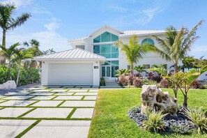 Island Life Villa by AMI Locals
