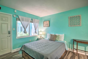 Studio | Queen Murphy Bed | Linens Provided