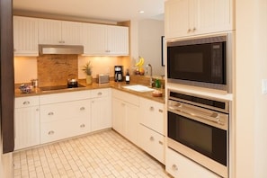 Gourmet kitchen! - Fully stocked, Wolf appliances and Sub-Zero fridge/freezer. Just bring your food and coffee!