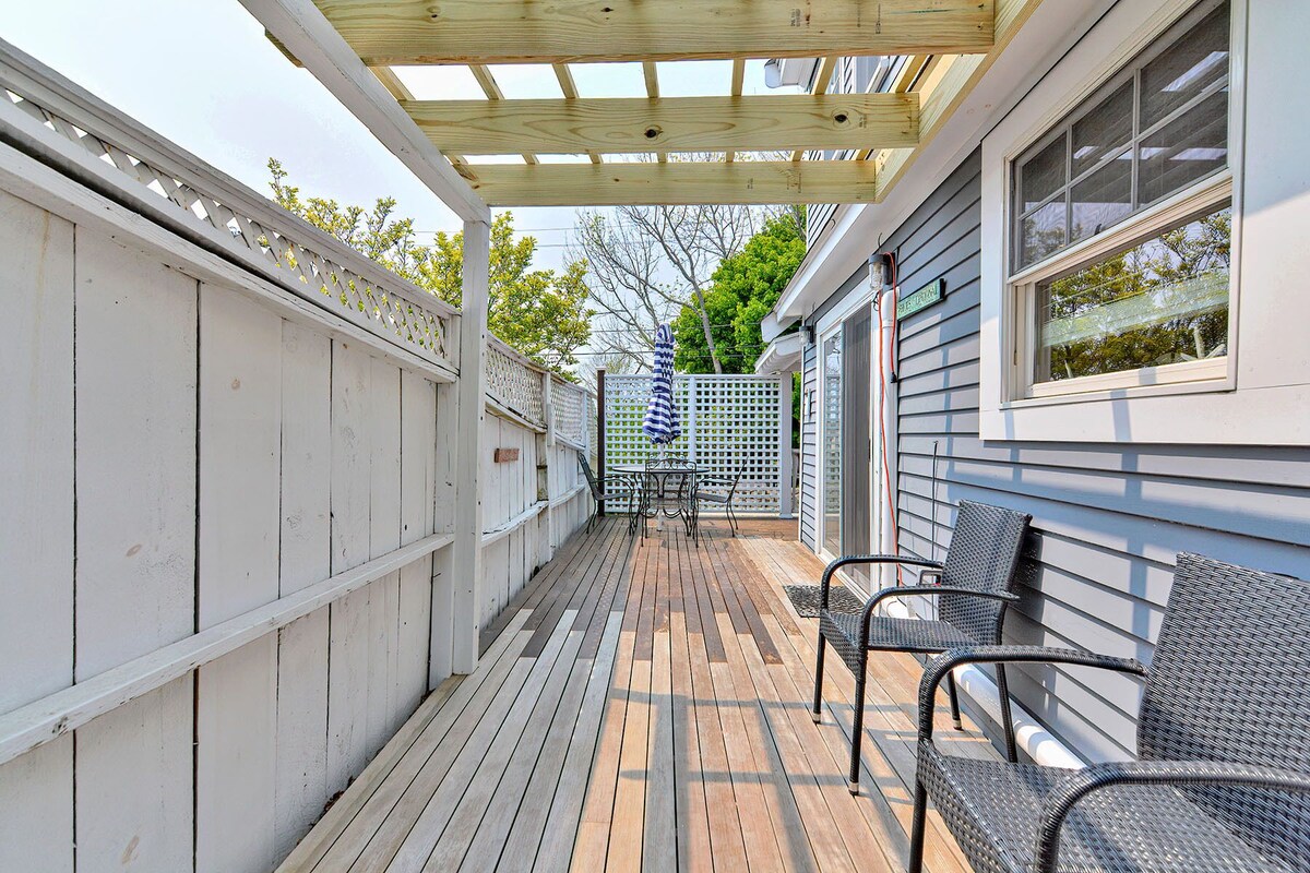 Changes in Latitude: Charming cottage close to Niles Beach and Rocky Neck.