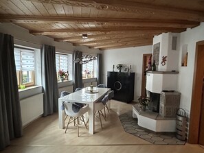 Ferienhaus 80qm, Terrasse, 2 Schlafzimmer, Wohnzimmer, WLAN, TV, max. 4Personen-Esszimmer mit  Kamin