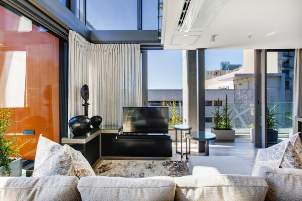 Luxury De Waterkant Loft Retreat 10