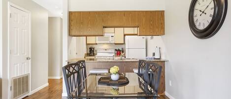 Full Kitchen with Dining Table for Four