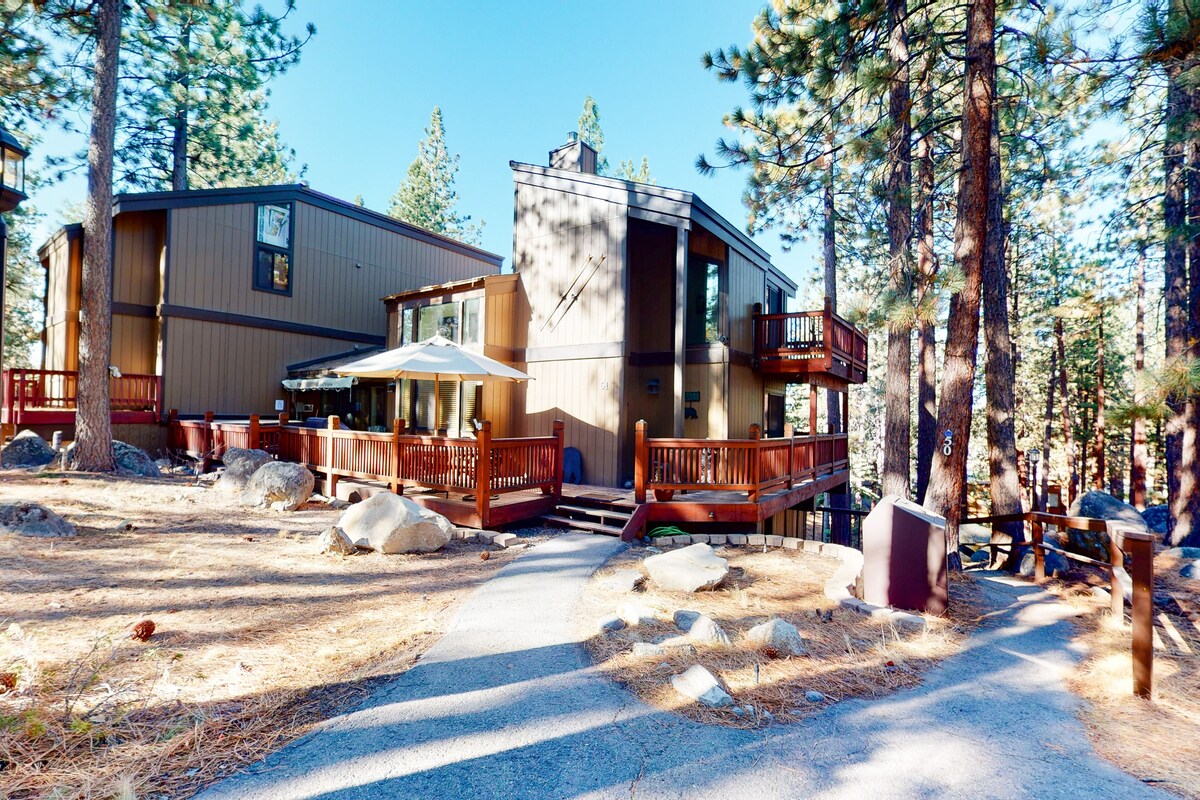Two-story townhouse with pool, tennis, fireplace, & private hot tub, sleeps 6