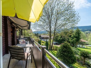 Pflanze, Himmel, Grün, Schatten, Wolke, Baum, Gebäude, Die Architektur, Gartenmöbel, Veranda