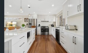 KITCHEN PROVIDES STONE BENCHTOPS AND QUALITY APPLIANCES