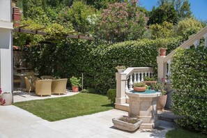 Impressionen vom Grundstück mit Blick auf die Pergola