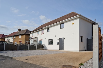 Newly Refurbished 4 Double Bed House with Parking