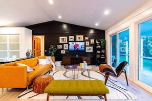You can look forward to sprawling out on this comfy leather sofa 🛋️ while watching TV 📺 and enjoying breathtaking tree and river views 🌳🌊 for days! It’s the ultimate relaxation spot!