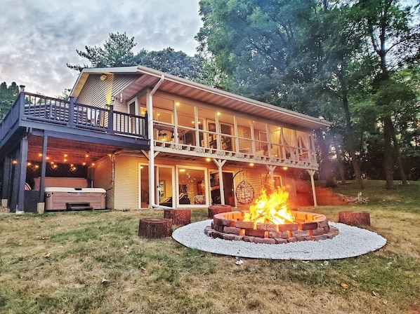 Escape to tranquility! 🌿✨ Discover a serene vacation rental home featuring a blazing fire pit 🔥, an inviting deck, and the soothing embrace of nature. Enjoy S'mores 🍫🔥 and share stories while gathered around this huge fire pit!