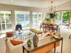 Our guests say it’s 'LOVE AT FIRST SIGHT!' ❤️ As you enter the house, you’re greeted by an expansive view of the Iowa River 🌊. Take a moment to relax on the beautifully appointed mid-century modern furniture 🛋️ and soak in the stunning views!