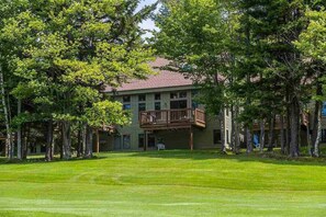 Welcome to the Haystack Retreat! Walk to the 1st tee, also minutes from Mount Snow and Downtown Wilmington.