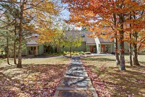 Welcome to the Haystack Retreat! Walk to the 1st tee, also minutes from Mount Snow and Downtown Wilmington.