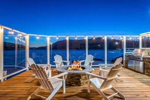 Watch this one if a kind sunset directly in front of you every night. Gas BBQ.