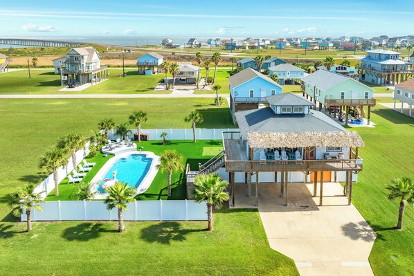 Fully Enclosed - Private Pool, Hot Tub, Fire Pits, Putting Green