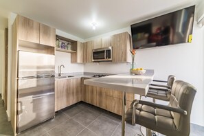 Equipped Kitchen/Kitchen Bar