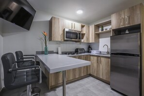 Equipped Kitchen/Kitchen Bar
