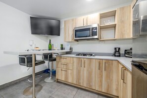 Fully Equipped Kitchen/Kitchen Bar