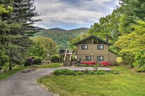 Home Exterior | Parking | Driveway (4 vehicles)