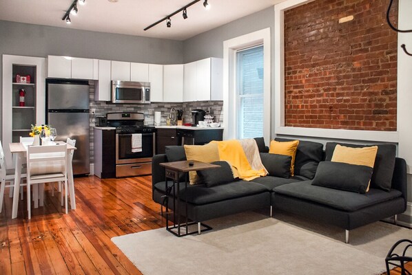 Comfy NH apartment - walking distance to Wooster Sq. - EXPERTLY SANITIZED