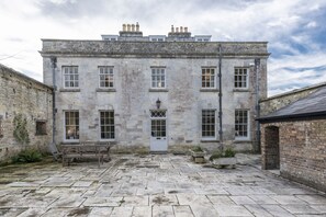 Dating from the mid 18th century, The Courtyard House is a tasteful and beautifully appointed property