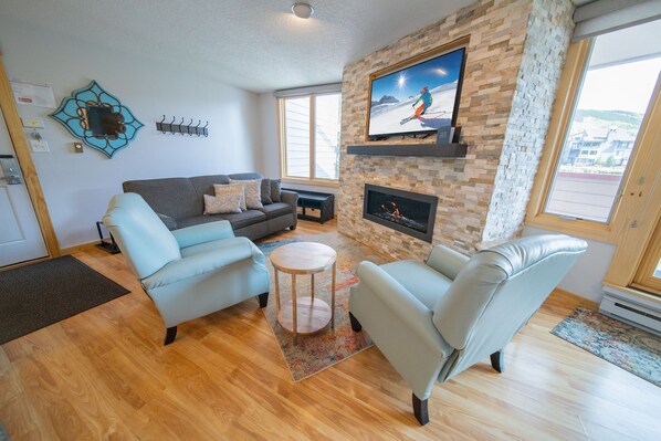 Upgraded condo in Keystone Lake!