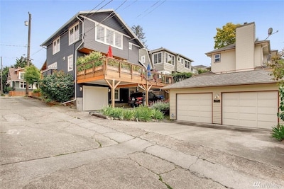 Luxurious home with great views in historic Queen Anne near Space needle