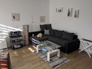 Wohnzimmer mit Schlafsofa