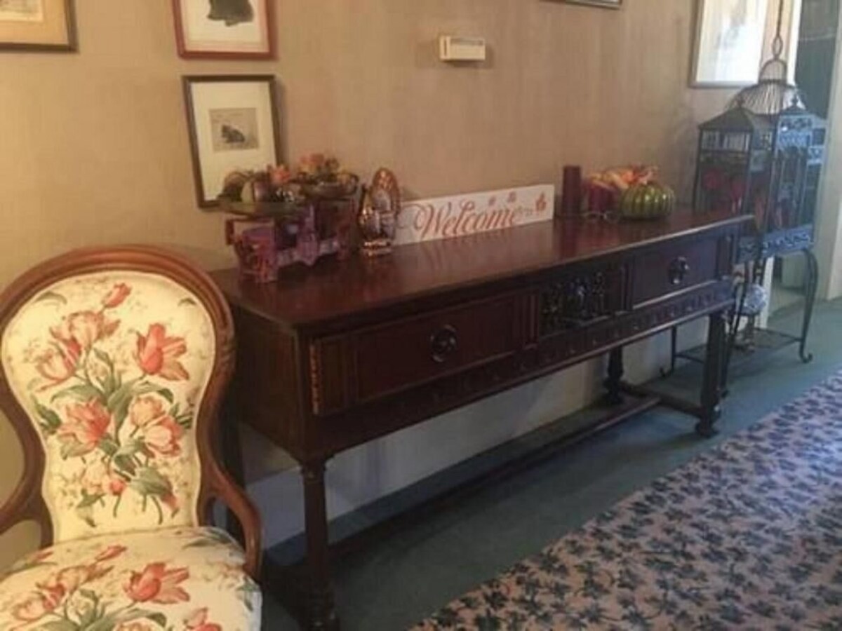 Commodore Bed & Breakfast / Green Room