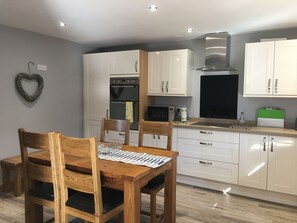 fully fitted kitchen with all appliances