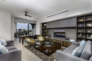Spacious and confortable living room.
