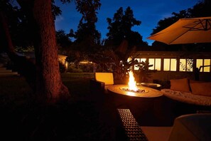 Gather around our gas fire pit and swap stories of your Miami adventures. You can even book a S'mores package on your Guest Portal.