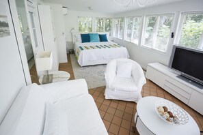 The Garden bedroom gives you a panoramic view of –you guessed it– the garden. Take a deep breath and rejuvenate.