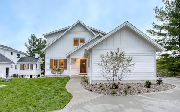 Lakemore Brown Outdoor Entrance