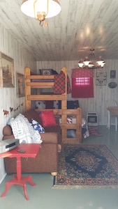 Cozy studio pet friendly cabin- private lake - fishing & swim - Cowgirl Cabin