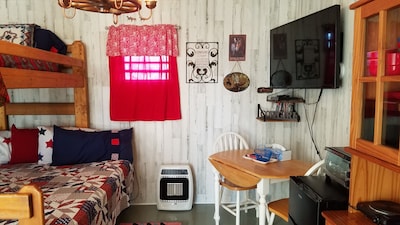 Cozy studio pet friendly cabin- private lake - fishing & swim - Cowgirl Cabin